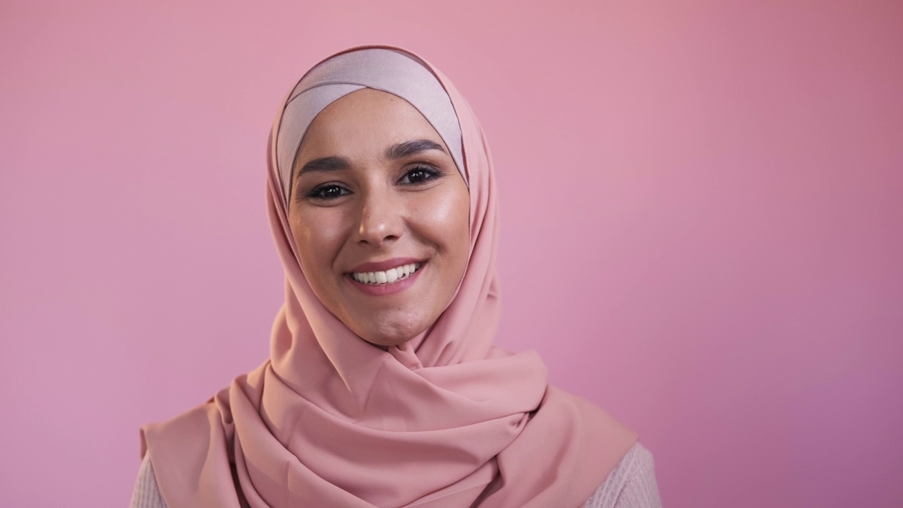 快乐的穆斯林妇女积极的态度微笑头巾视频素材