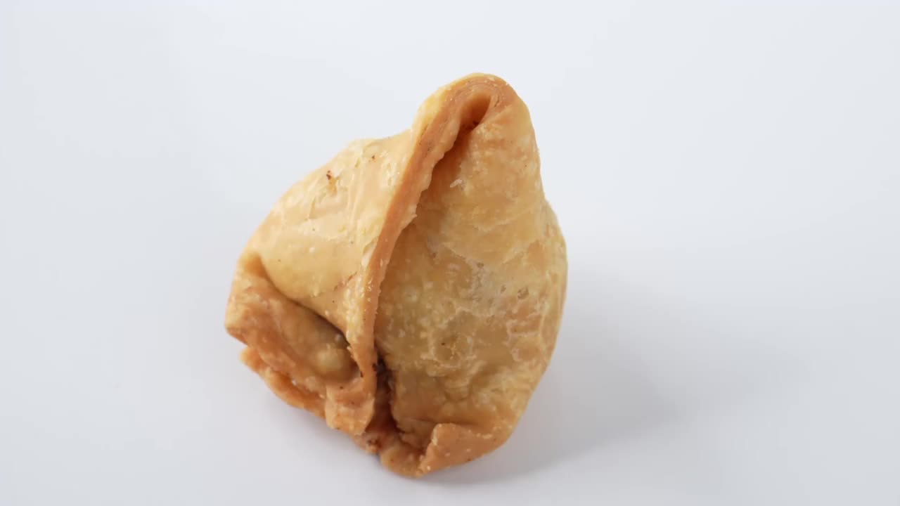 白色背景的Samsa或samosa。传统的印度食物。视频素材