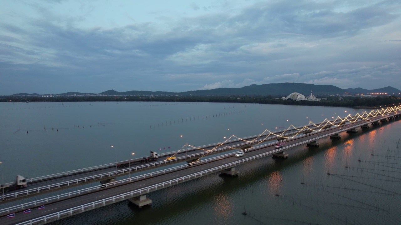 夜间的运输方式。从空中拍摄的汽车行驶在泰国宋卡省渡海大桥上视频素材