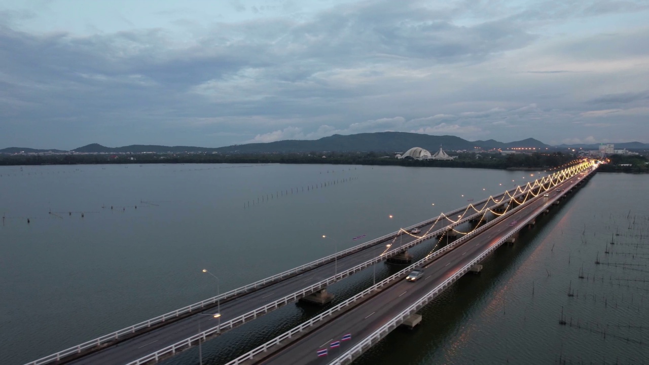 夜间的运输方式。从空中拍摄的汽车行驶在泰国宋卡省渡海大桥上视频素材