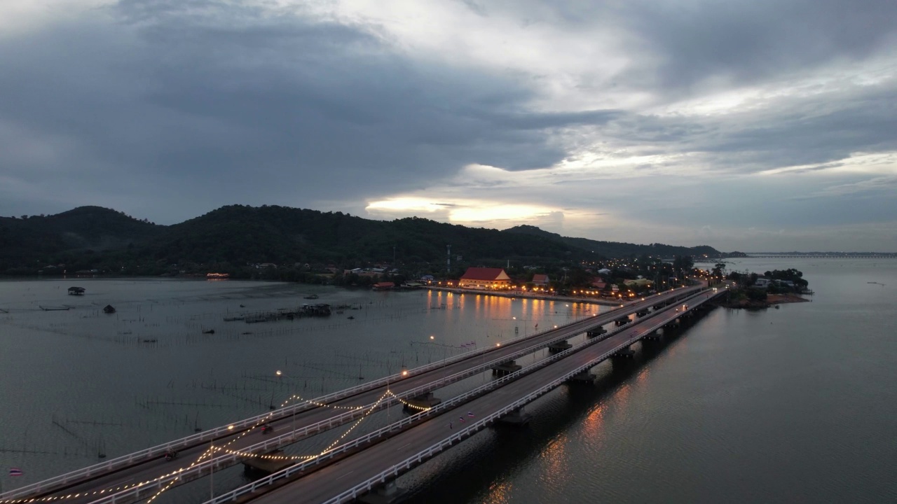 夜间的运输方式。从空中拍摄的汽车行驶在泰国宋卡省渡海大桥上视频素材