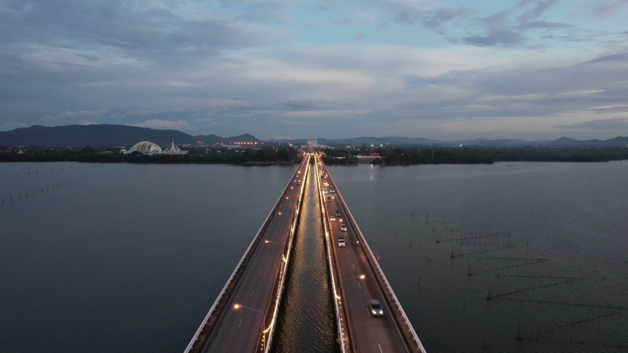 夜间的运输方式。从空中拍摄的汽车行驶在泰国宋卡省渡海大桥上视频素材