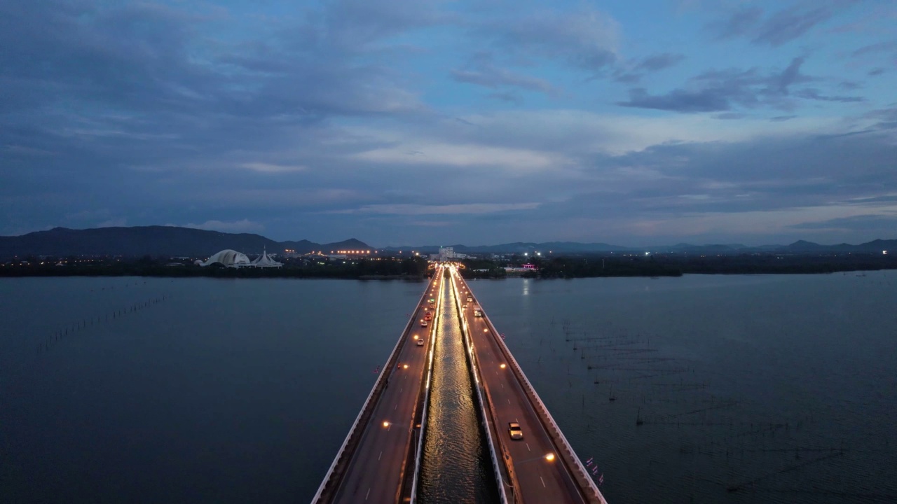 夜间的运输方式。从空中拍摄的汽车行驶在泰国宋卡省渡海大桥上视频素材