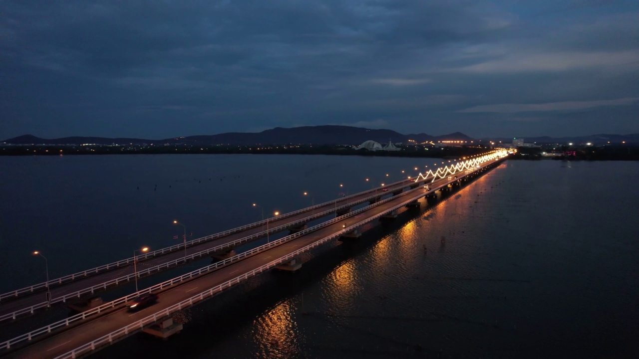 夜间的运输方式。从空中拍摄的汽车行驶在泰国宋卡省渡海大桥上视频素材