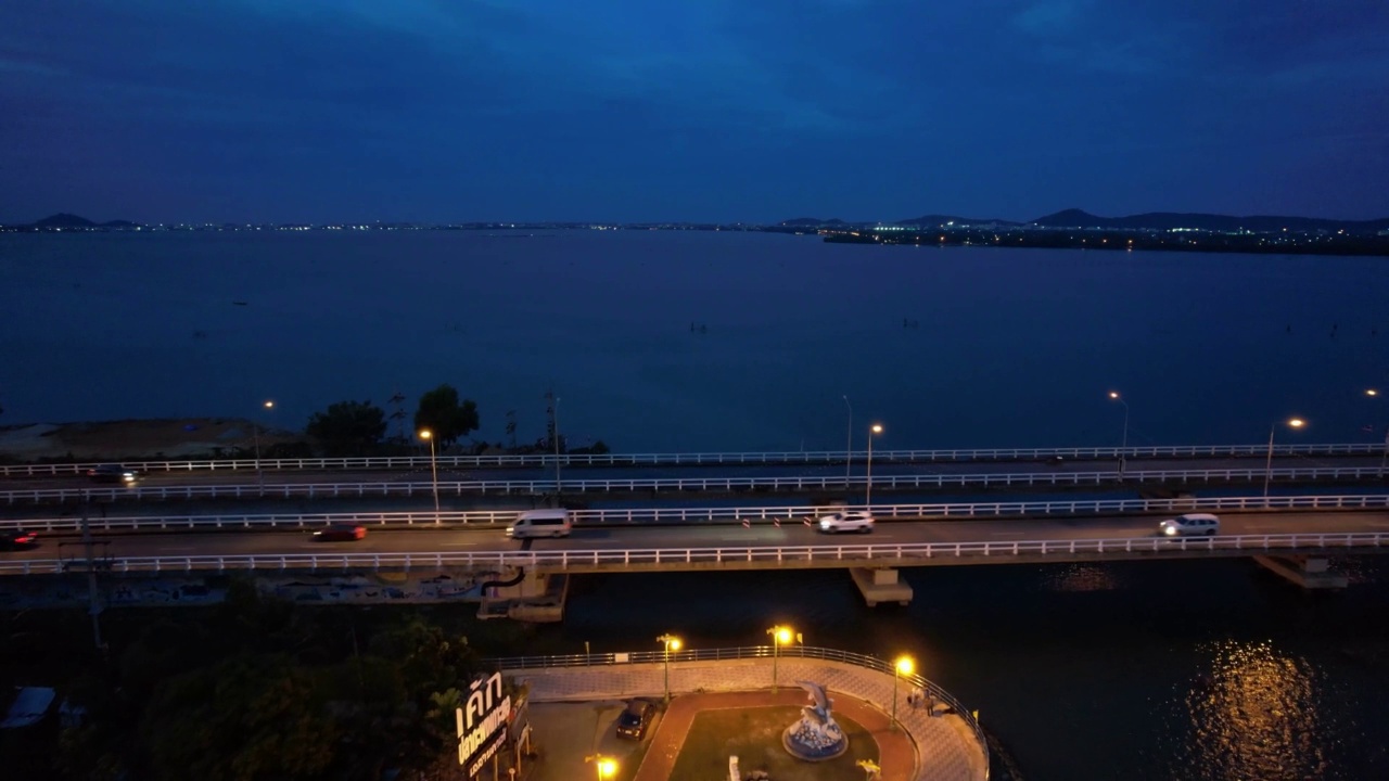 夜间的运输方式。从空中拍摄的汽车行驶在泰国宋卡省渡海大桥上视频素材