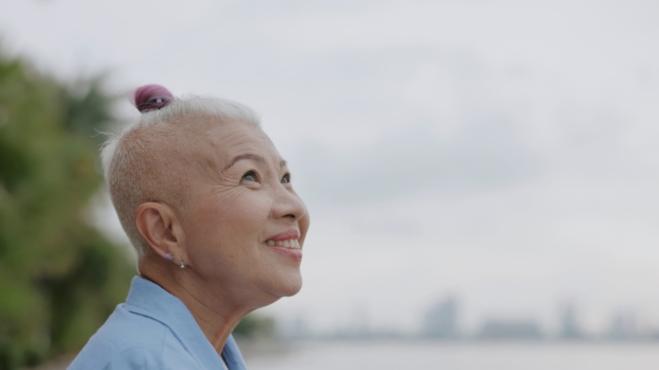 退休后，老年妇女看海享受户外旅行视频素材