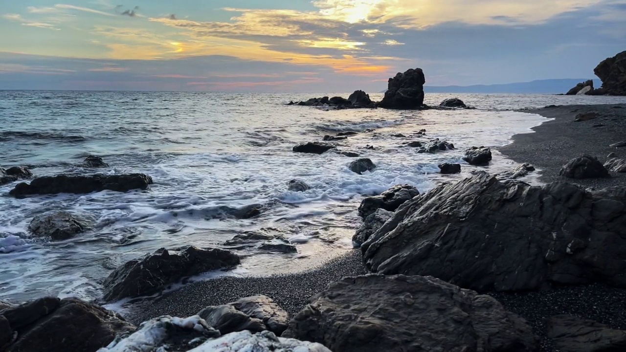 海浪与岩石视频素材