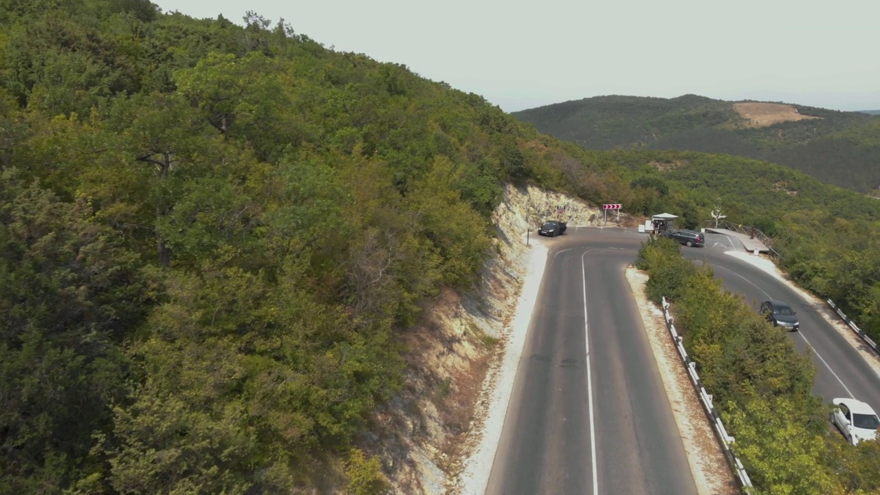 汽车道路在山区。很酷的转视频素材