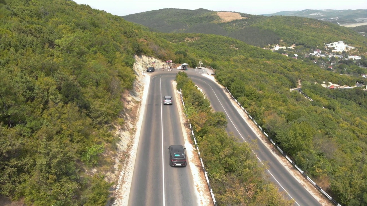 汽车道路在山区。很酷的转视频素材