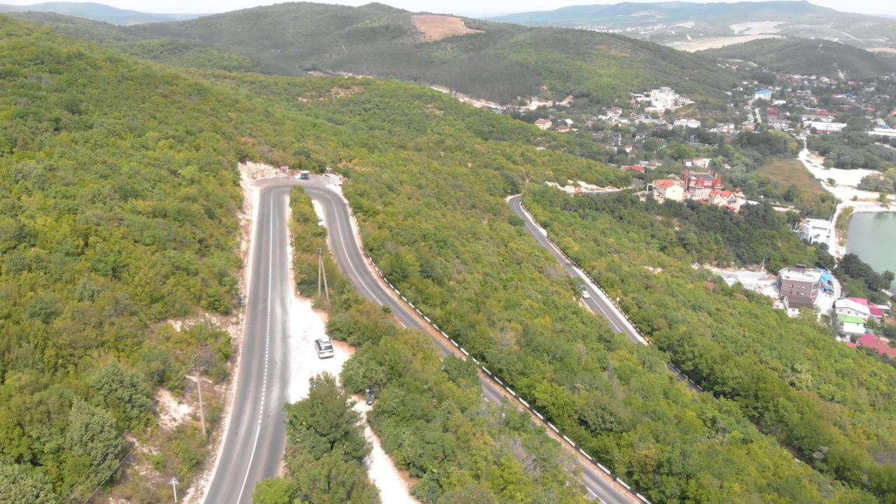 汽车道路在山区。很酷的转视频素材