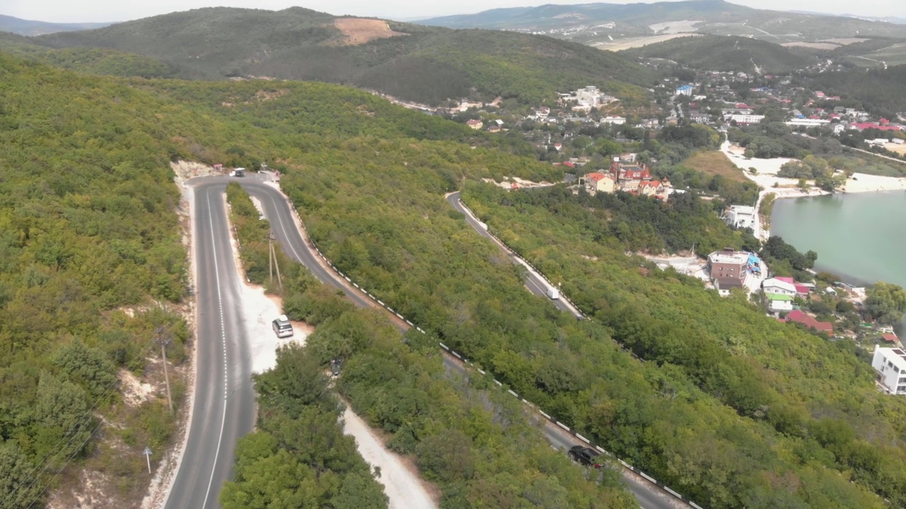 汽车道路在山区。很酷的转视频素材