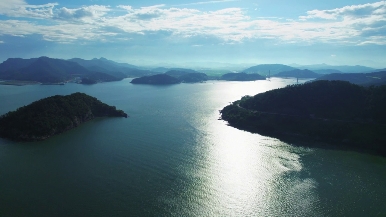 韩国全罗南道灵光郡白水海岸公路附近的黄海和公路风景视频素材