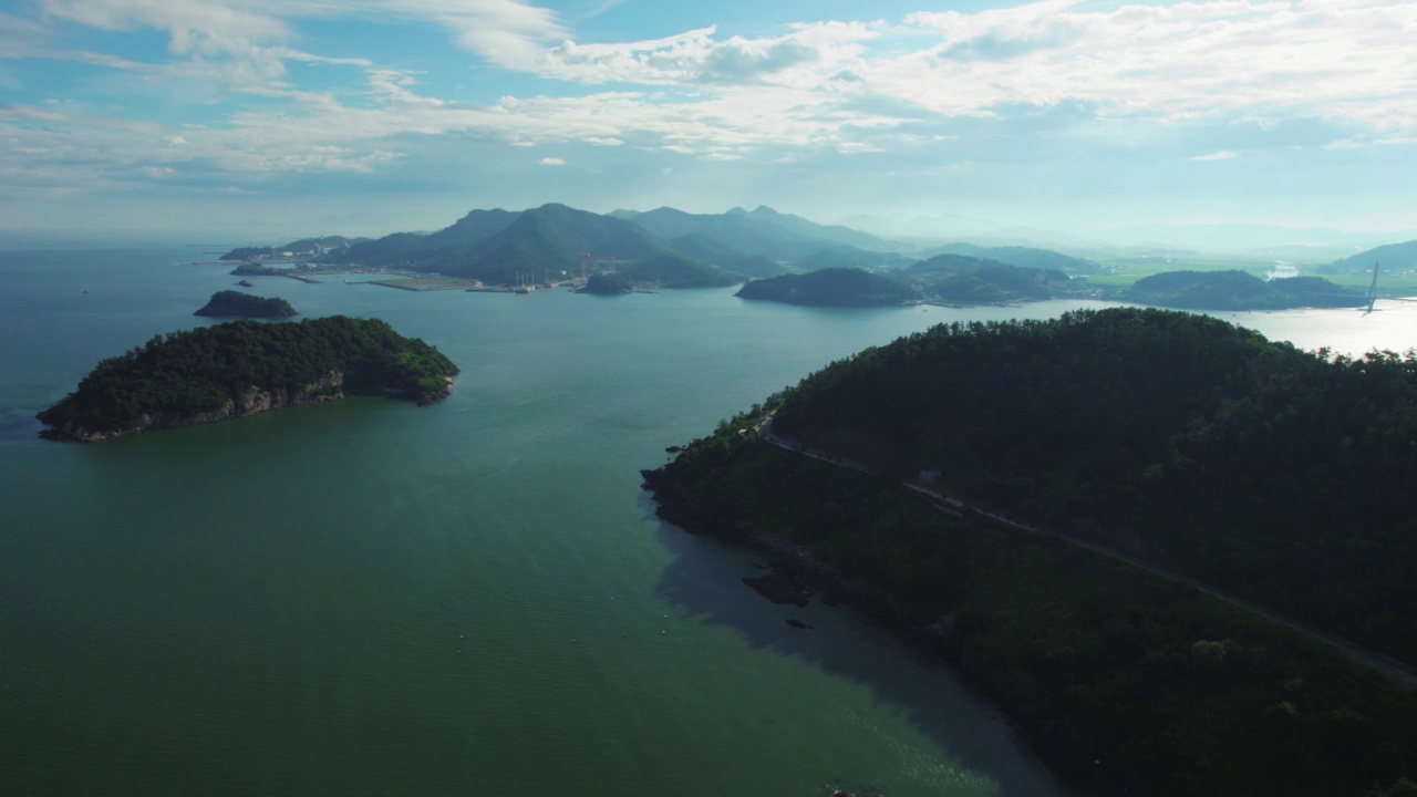 韩国全罗南道灵光郡白水海岸公路附近的黄海和公路风景视频素材