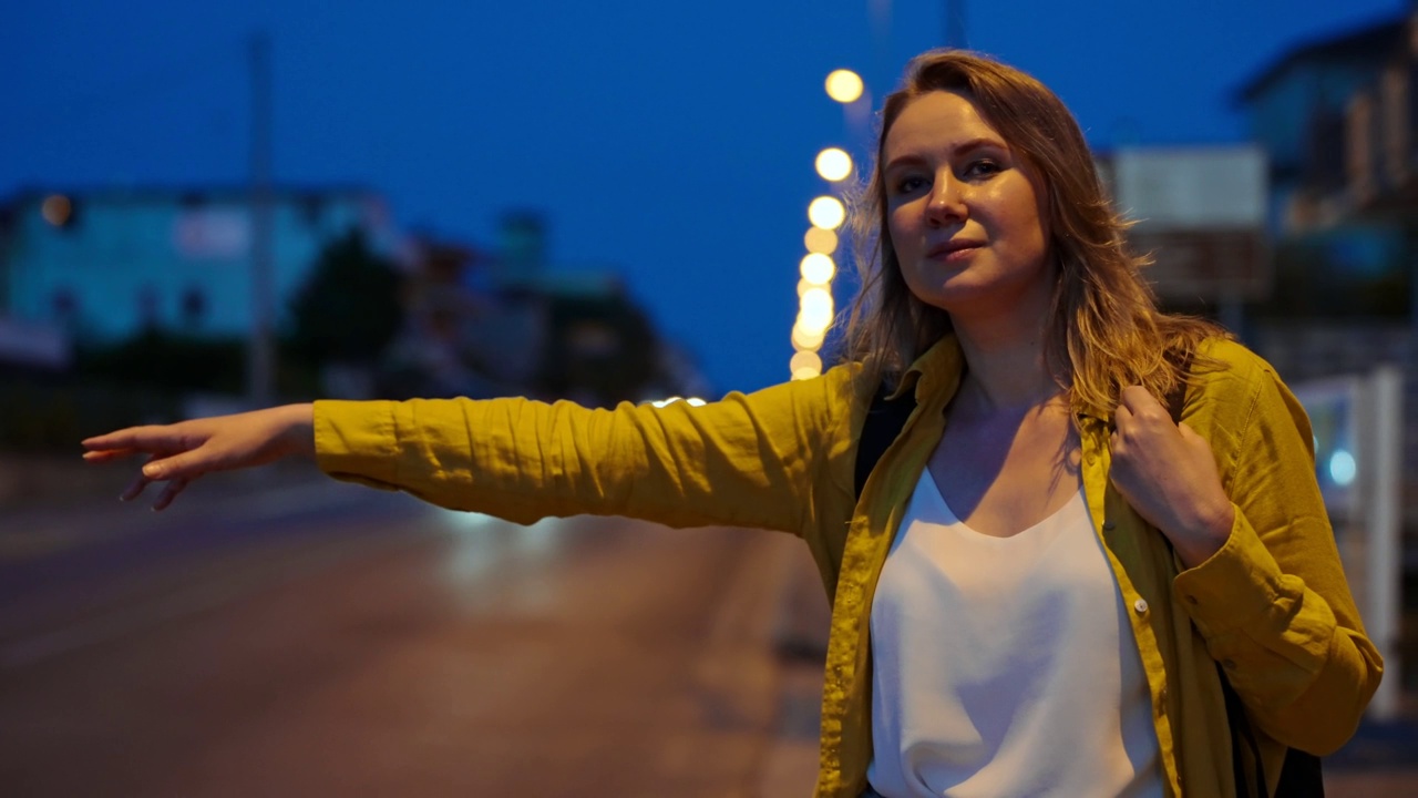 背着背包的女人在路上抓车。通过自动停止旅行。视频素材