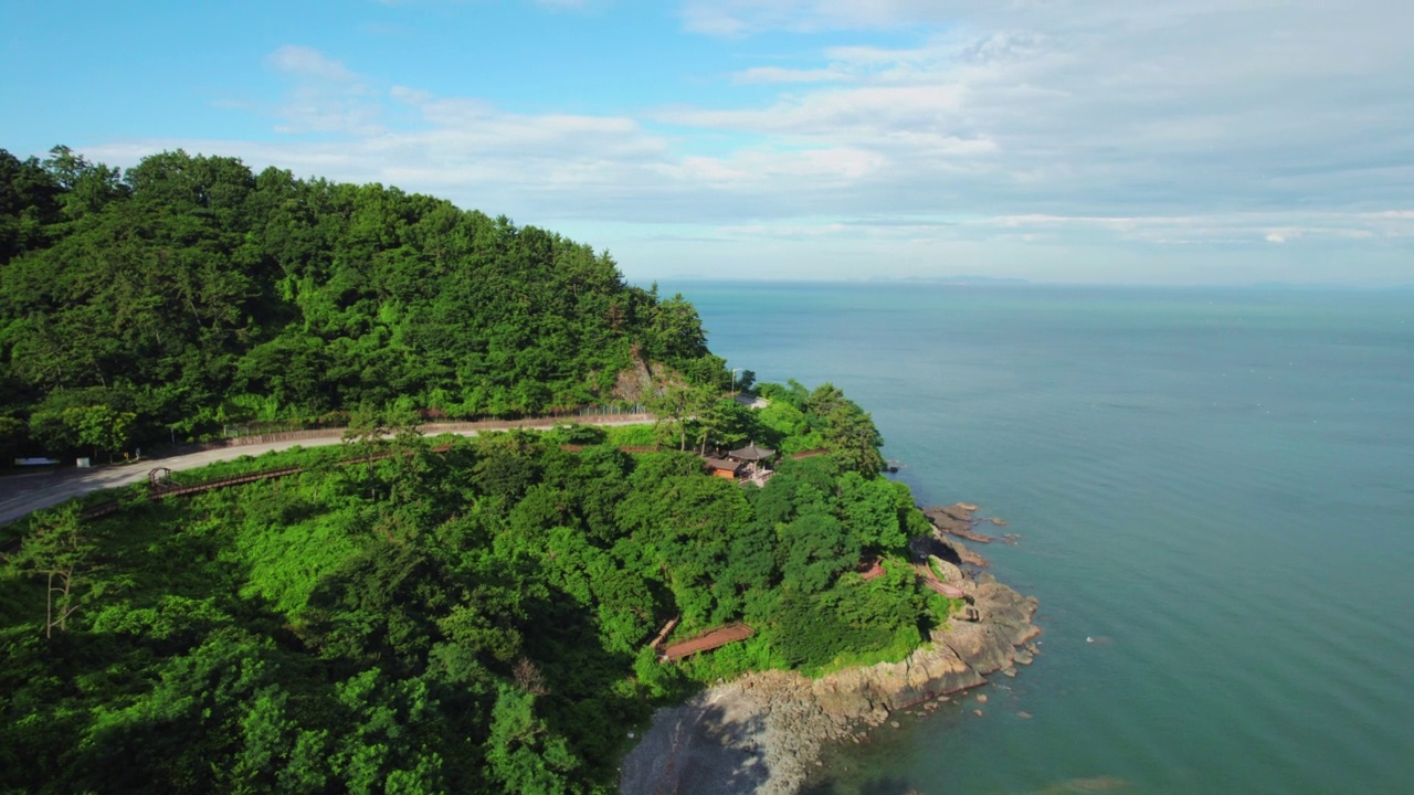 韩国全罗南道灵光郡白水海岸公路附近的黄海和公路风景视频素材