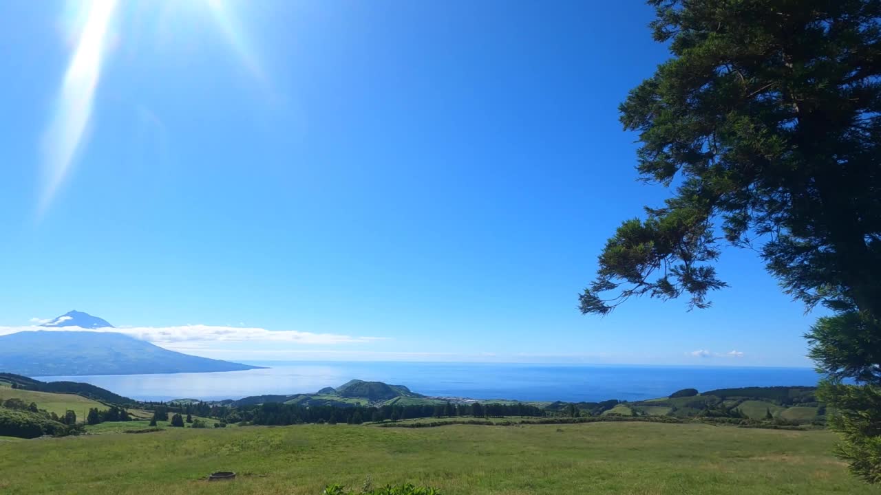 驱车前往乡村阿科瑞斯Pico Faial球场自驾游视频素材