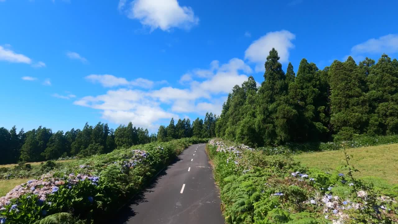 驱车前往乡村阿科瑞斯Pico Faial球场自驾游视频素材