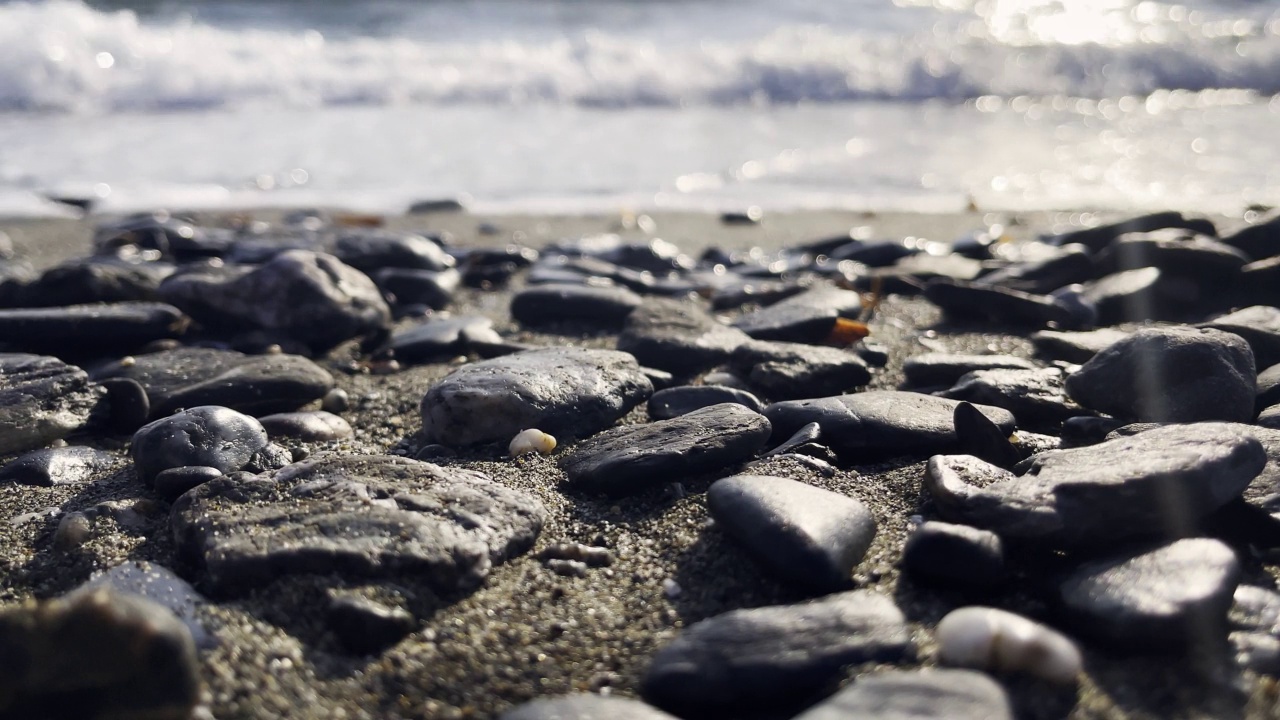 海边附近的海浪视频素材