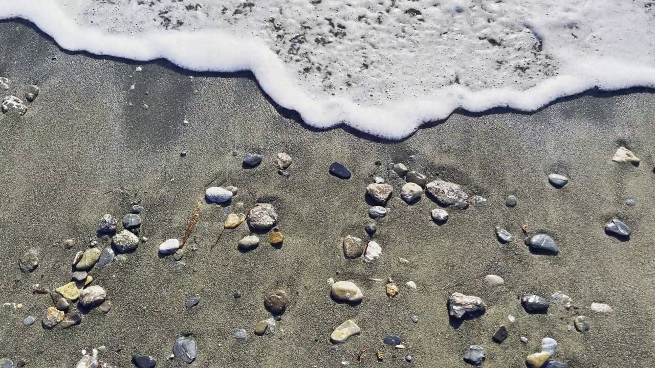 海边附近的海浪视频素材