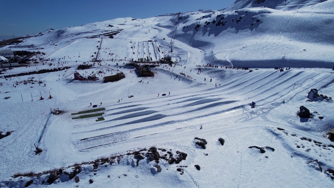 雪域安第斯山脉滑雪场中心的全景。视频素材