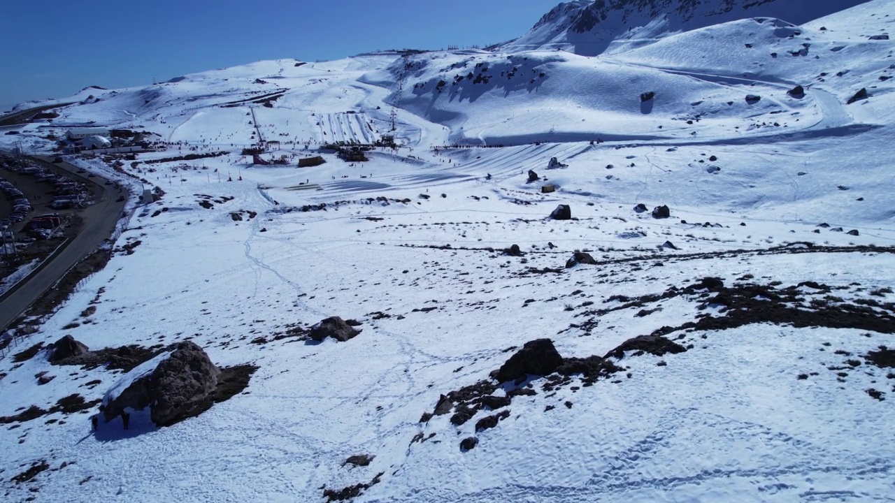 雪域安第斯山脉滑雪场中心的全景。视频素材