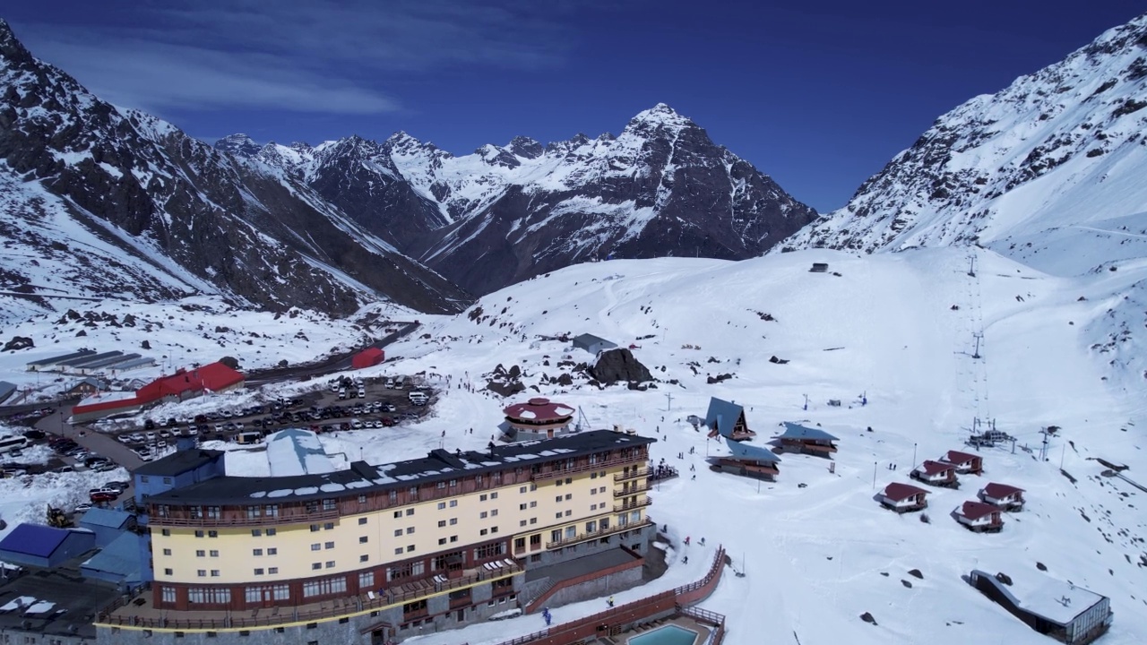 雪域安第斯山脉滑雪场中心的全景。视频素材