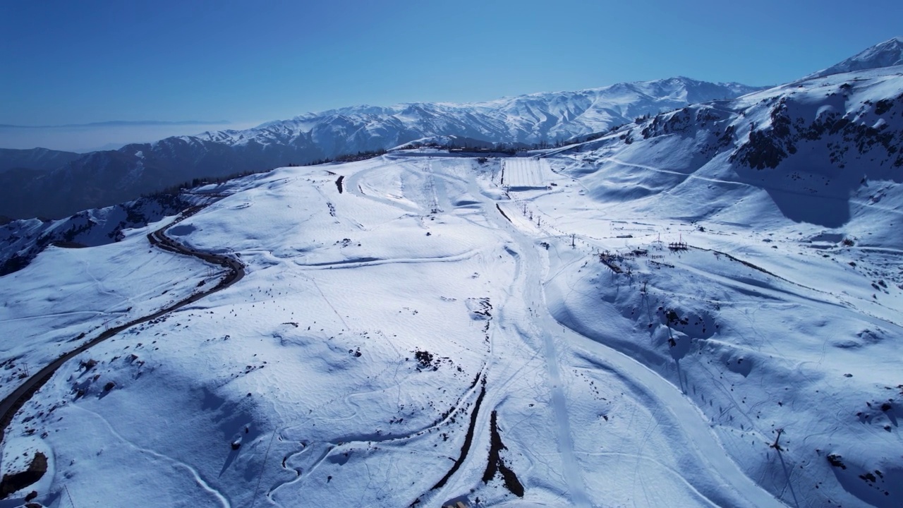 雪域安第斯山脉滑雪场中心的全景。视频素材