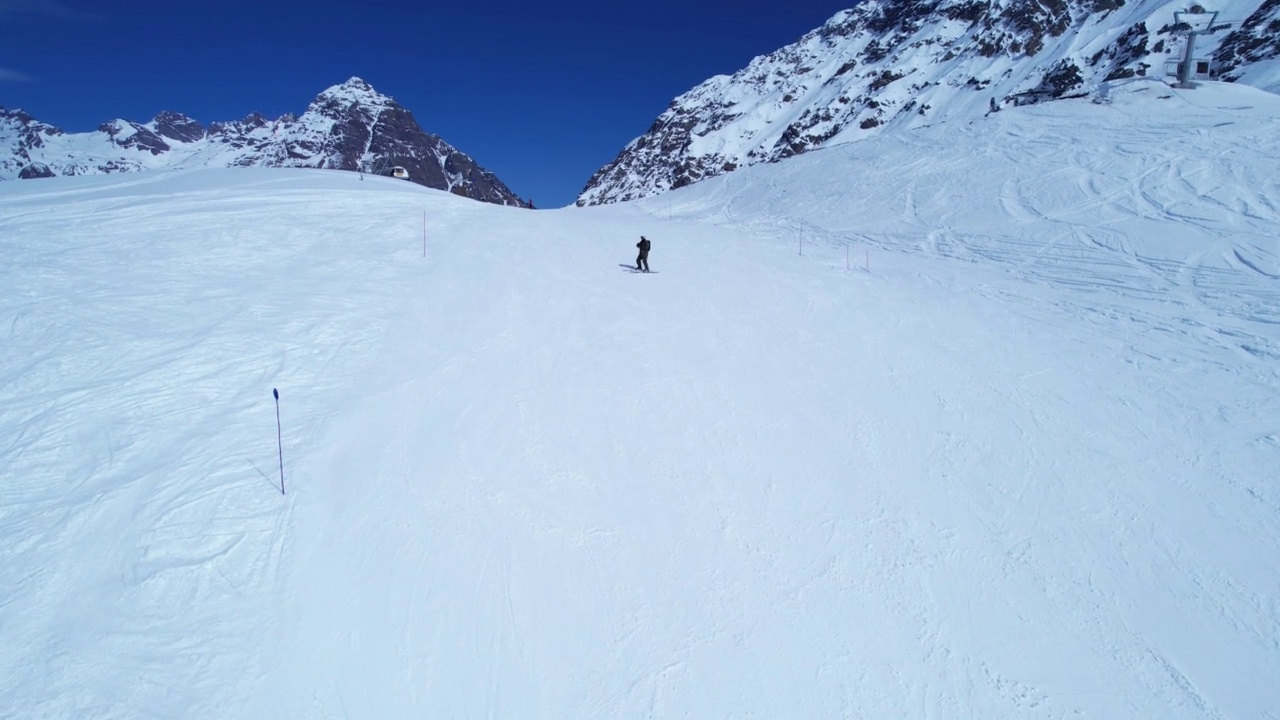 雪域安第斯山脉滑雪场中心的全景。视频素材