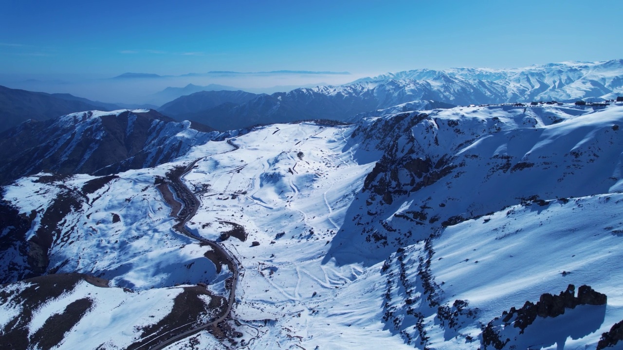 雪域安第斯山脉滑雪场中心的全景。视频素材