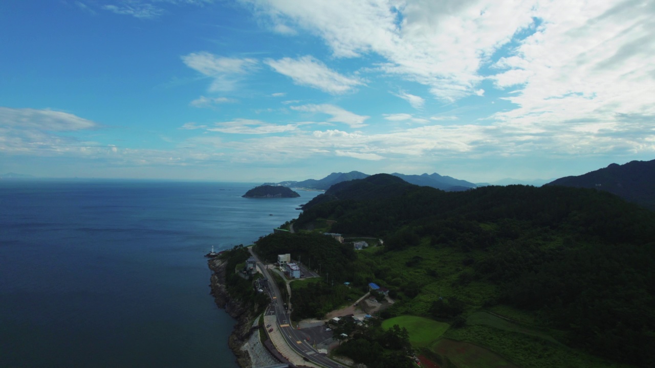 韩国全罗南道灵光郡白水海岸公路附近的黄海和公路风景视频素材