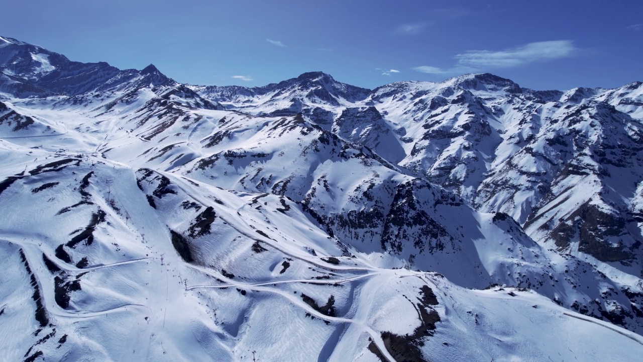 雪域安第斯山脉滑雪场中心的全景。视频素材