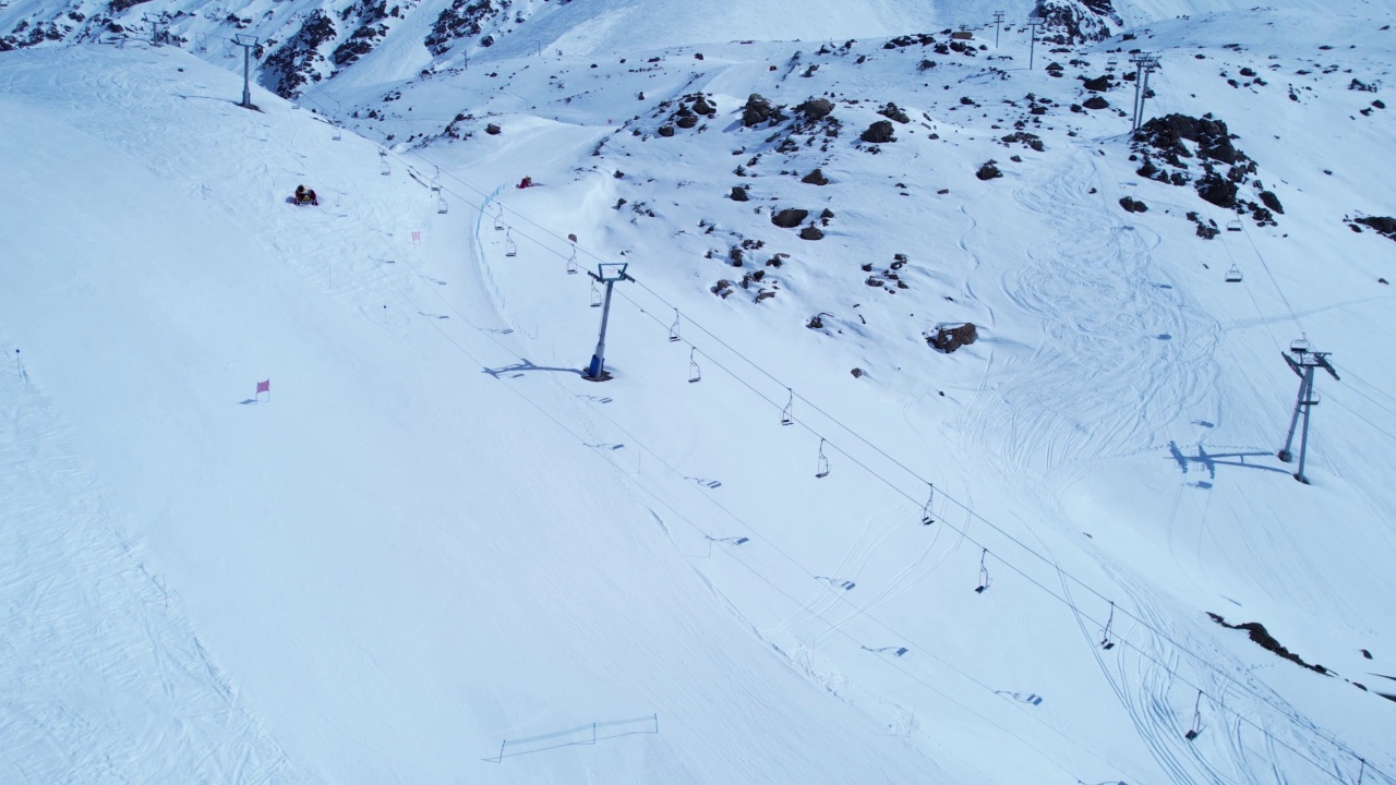 雪域安第斯山脉滑雪场中心的全景。视频素材