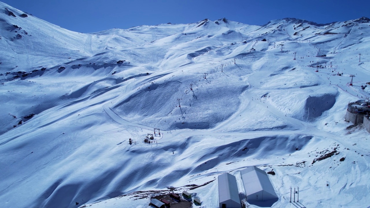 雪域安第斯山脉滑雪场中心的全景。视频素材