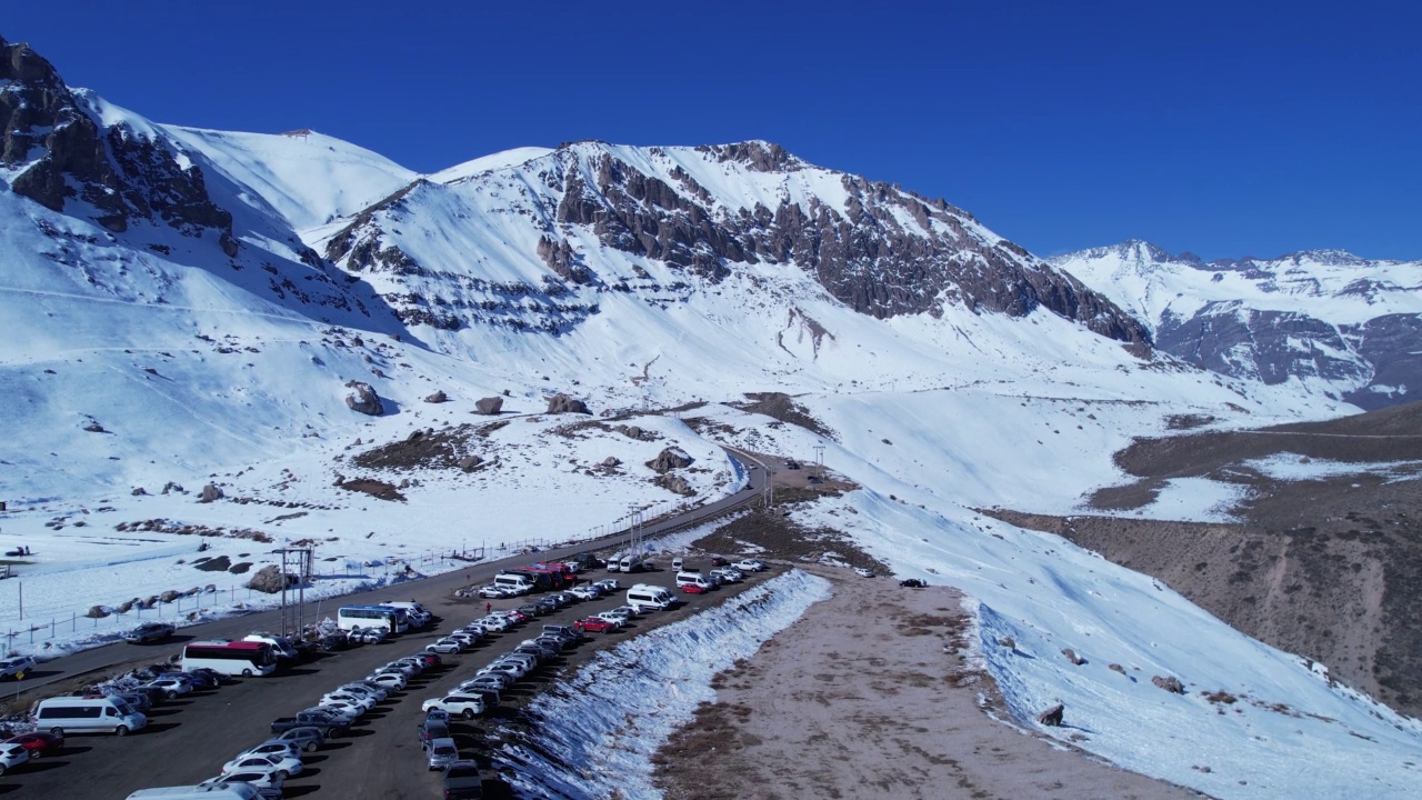 雪域安第斯山脉滑雪场中心的全景。视频素材