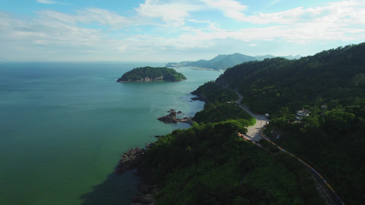 韩国全罗南道灵光郡白水海岸公路附近的黄海和公路风景视频素材