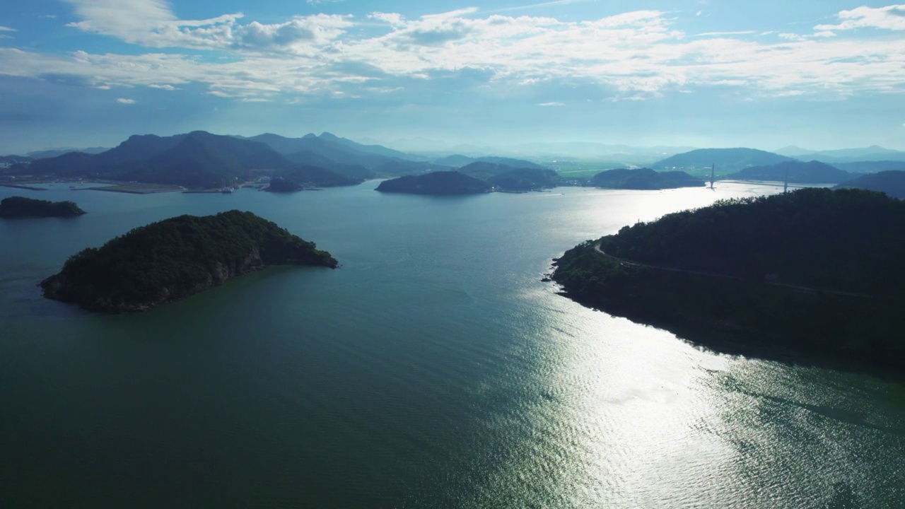 韩国全罗南道灵光郡白水海岸公路附近的黄海和公路风景视频素材