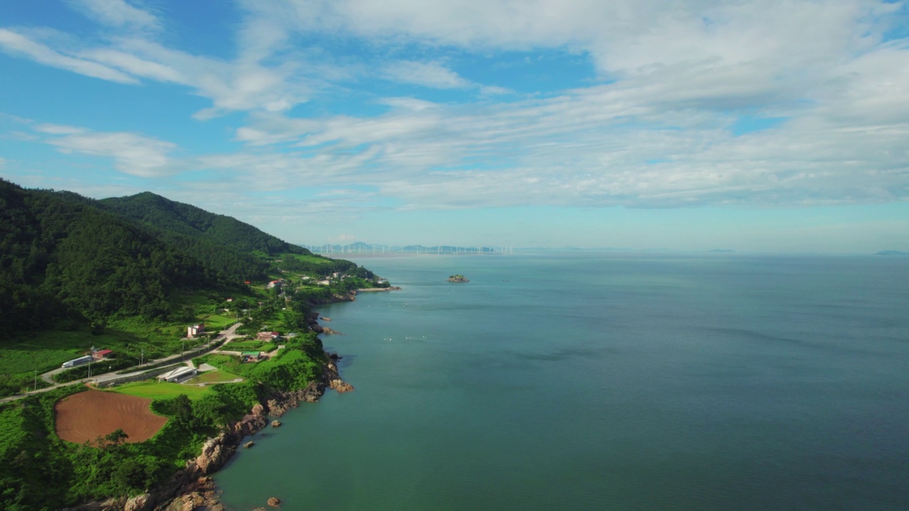 韩国全罗南道灵光郡白水海岸公路附近的黄海和公路风景视频素材