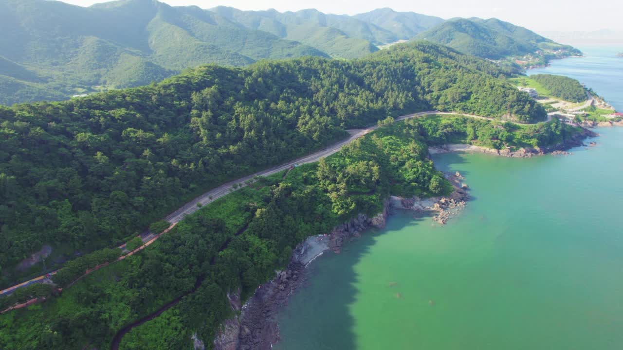 韩国全罗南道灵光郡白水海岸公路附近的黄海和公路风景视频素材