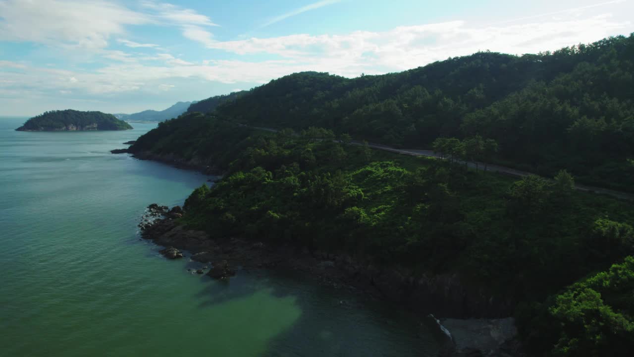 韩国全罗南道灵光郡白水海岸公路附近的黄海和公路风景视频素材