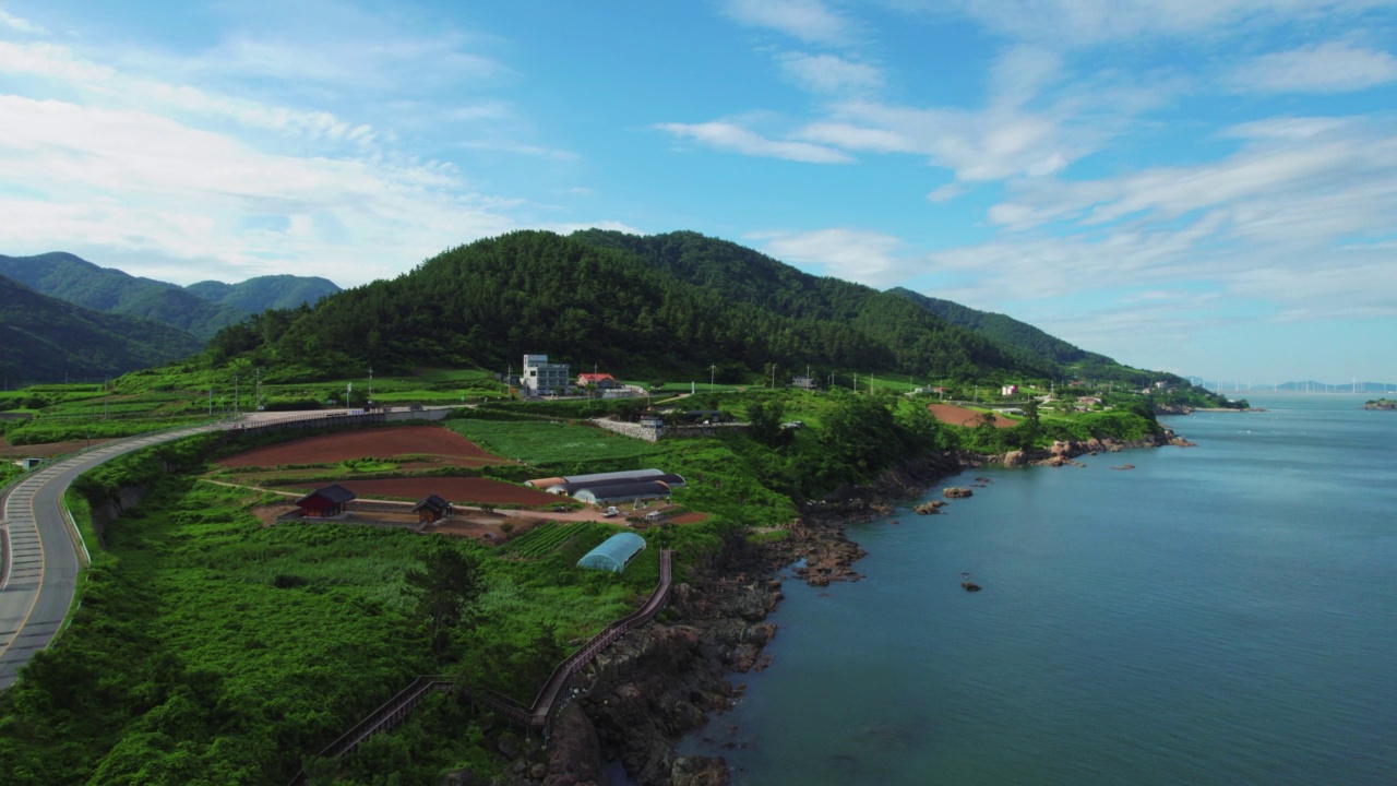 韩国全罗南道灵光郡白水海岸公路附近的黄海和公路风景视频素材