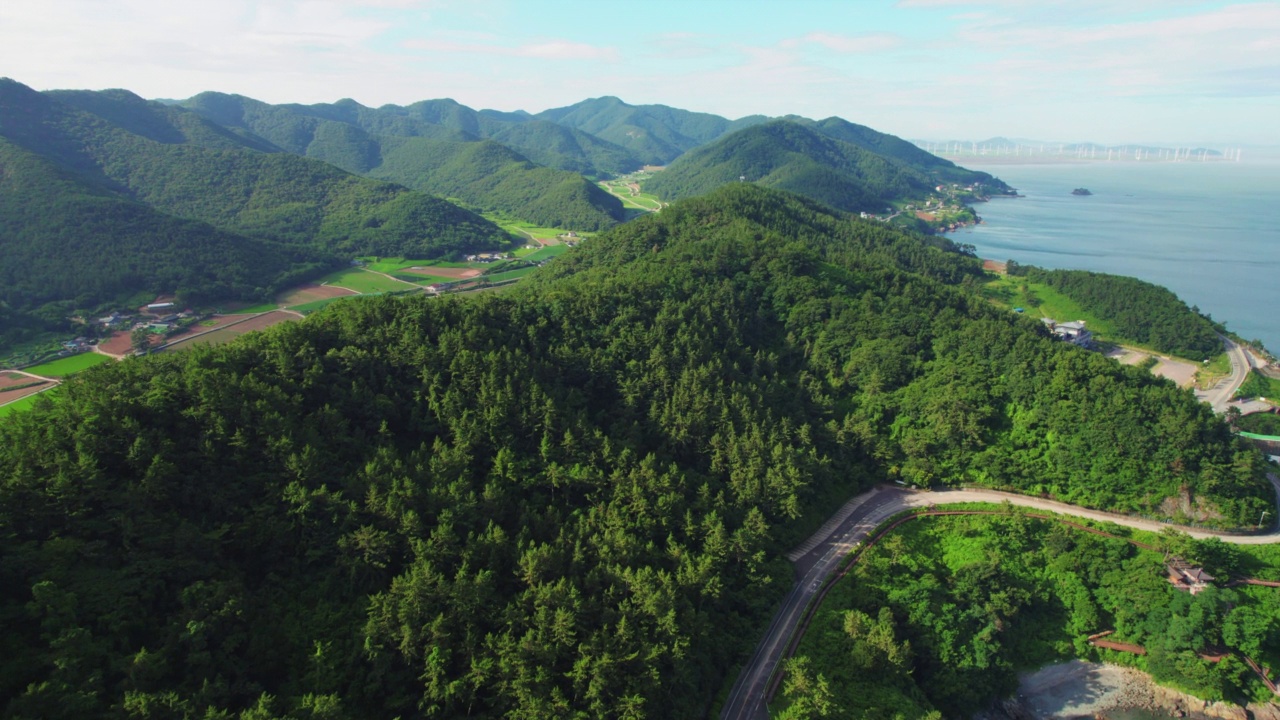 韩国全罗南道灵光郡白水海岸公路附近的黄海和公路风景视频素材