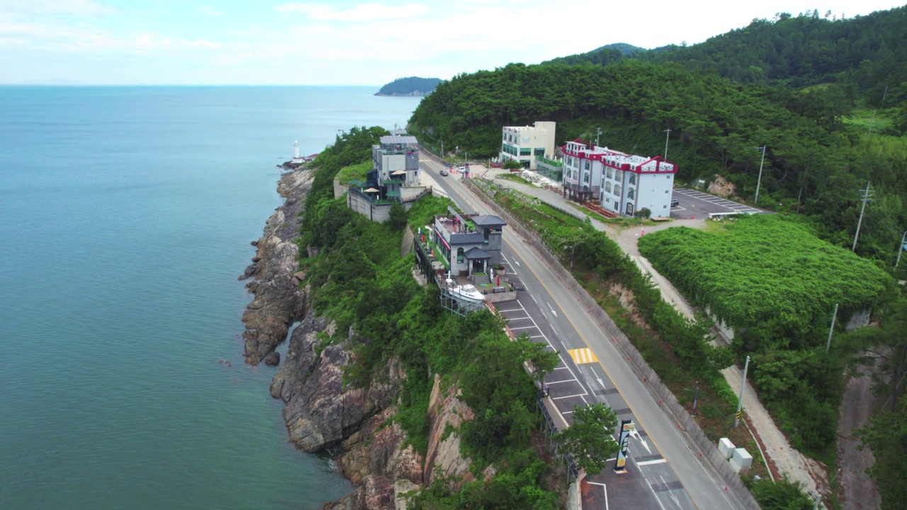 韩国全罗南道灵光郡白水海岸公路附近的黄海和公路风景视频素材