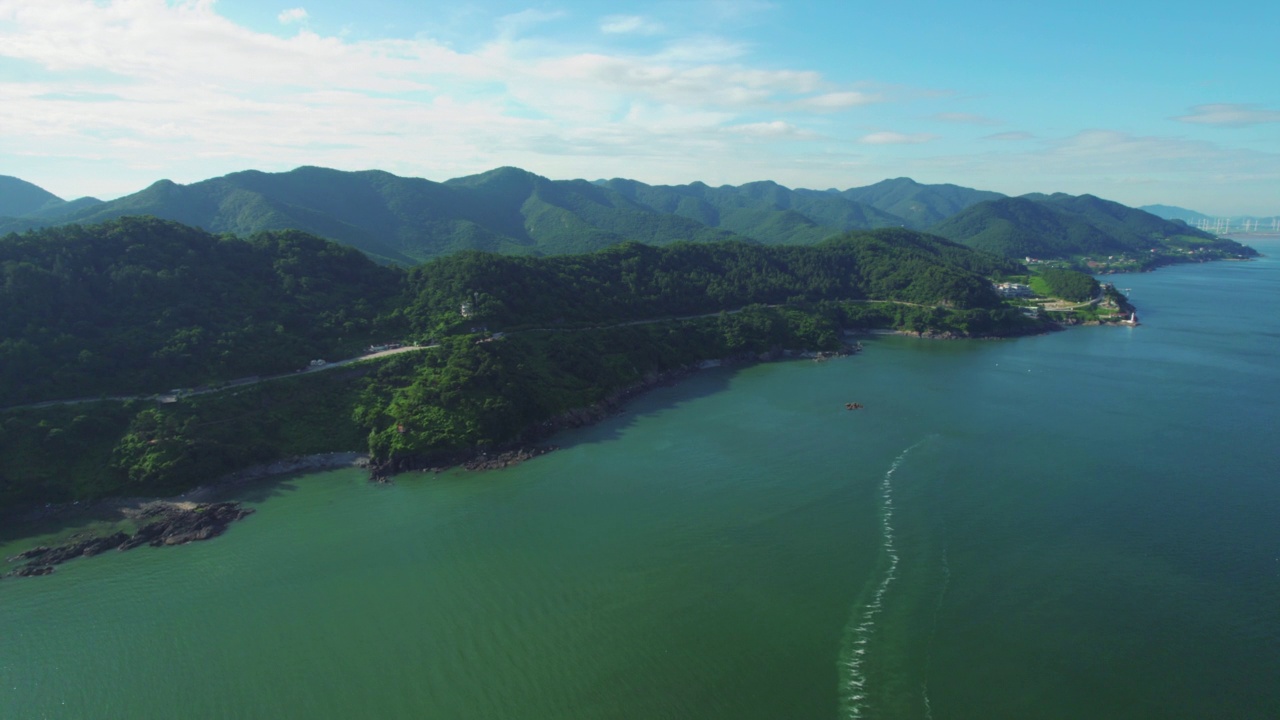 韩国全罗南道灵光郡白水海岸公路附近的黄海和公路风景视频素材