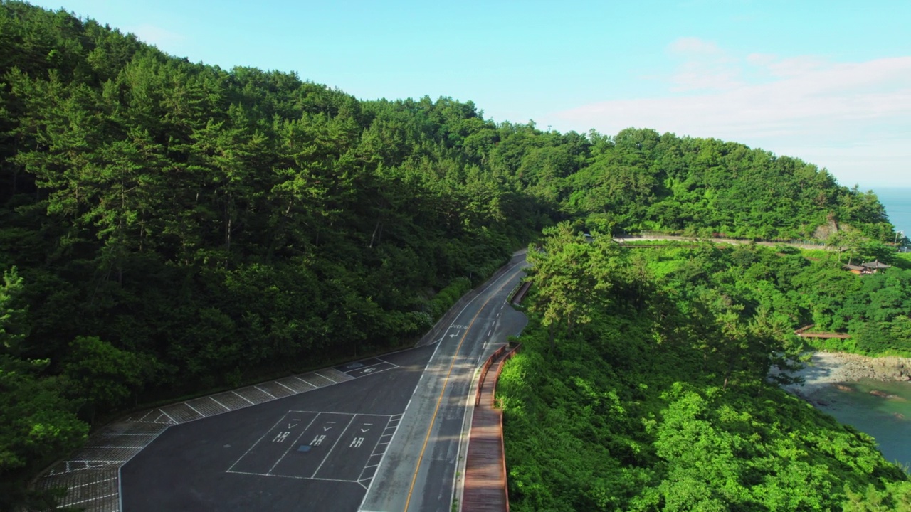 韩国全罗南道灵光郡白水海岸公路附近的黄海和公路风景视频素材