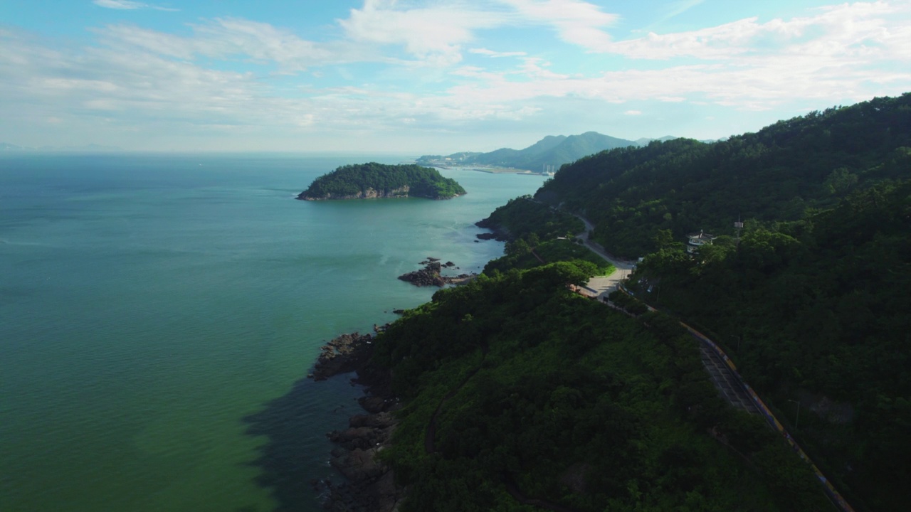 韩国全罗南道灵光郡白水海岸公路附近的黄海和公路风景视频素材