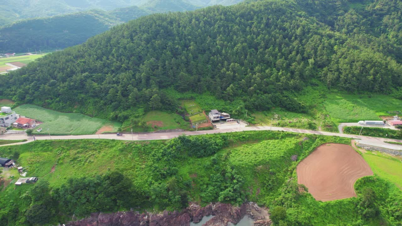 韩国全罗南道灵光郡白水海岸公路附近的黄海和公路风景视频素材