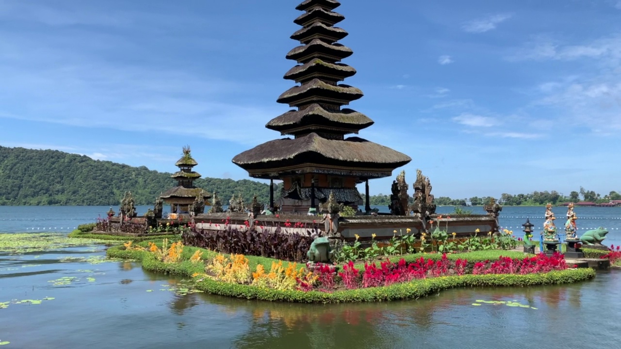 巴厘岛神庙，乌伦达努指寺庙(Bedugul)视频素材