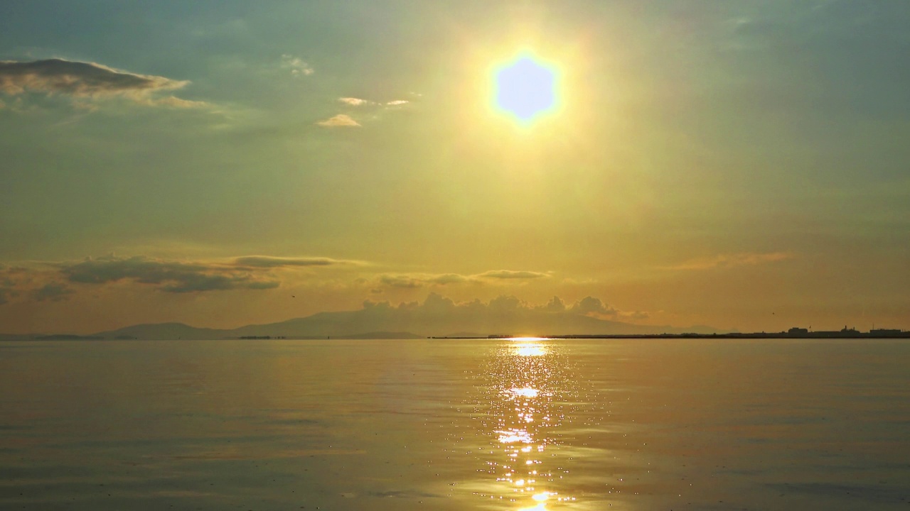 黄灿灿夕阳下的海洋雨视频素材