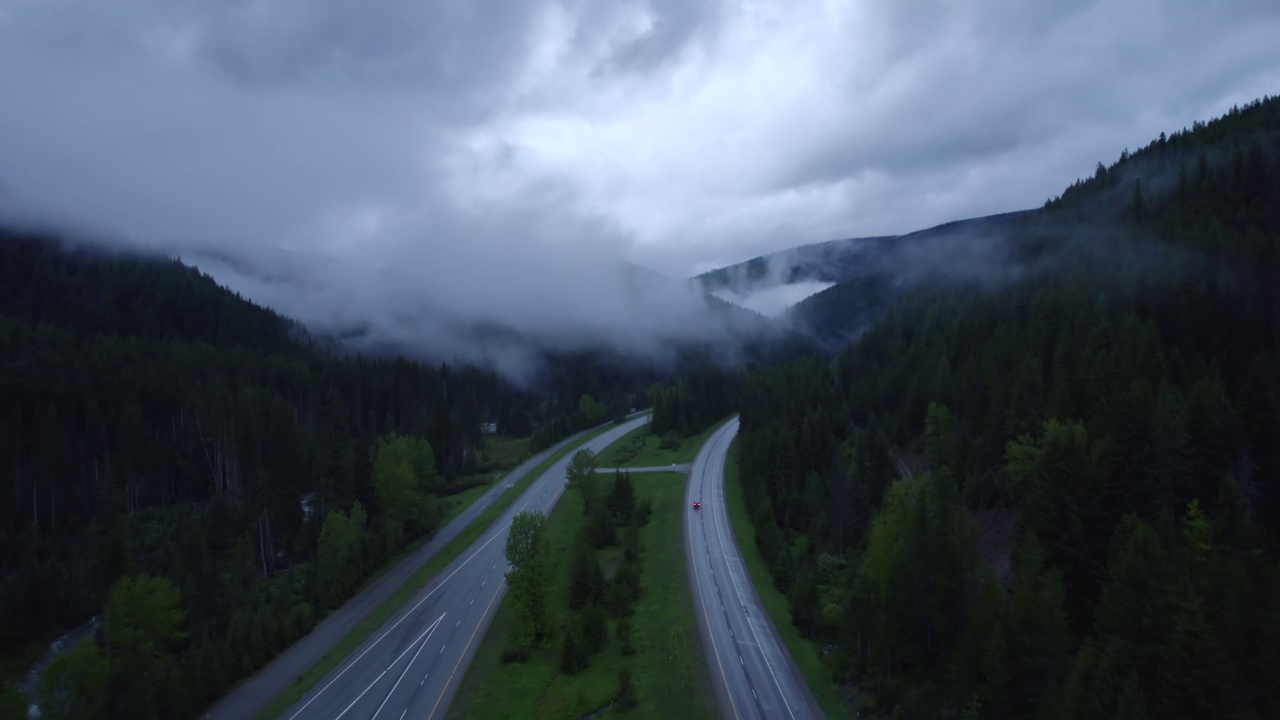 在山区的雨天，汽车和卡车在高速公路上行驶。视频素材