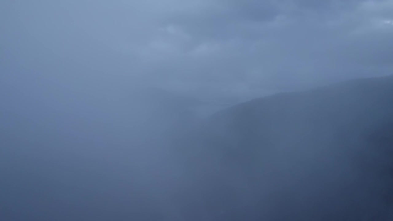 在山区的雨天，汽车和卡车在高速公路上行驶。视频素材